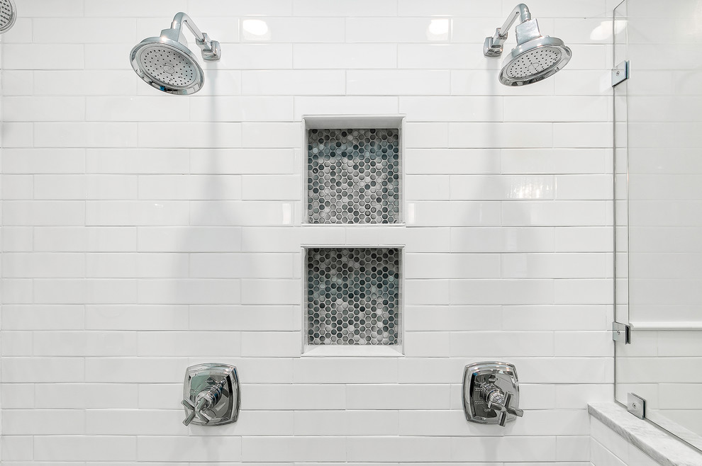 Пример оригинального дизайна: ванная комната в современном стиле с двойным душем, белой плиткой и плиткой кабанчик