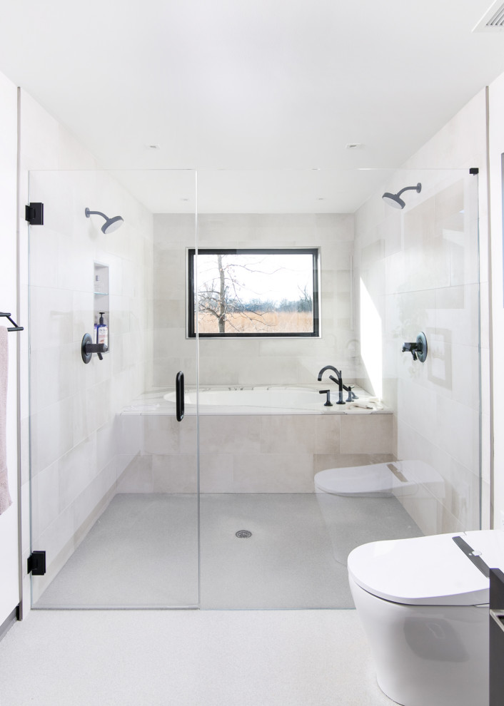 Idee per una stanza da bagno padronale moderna di medie dimensioni con vasca sottopiano, vasca/doccia, bidè, piastrelle multicolore, piastrelle di vetro, pareti bianche, pavimento in cemento e porta doccia a battente