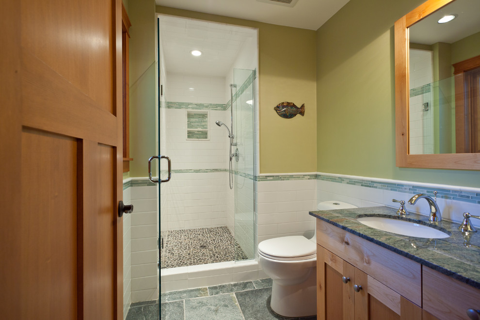 Inspiration för klassiska grönt badrum, med skåp i shakerstil, beige skåp, en dusch i en alkov, vit kakel, keramikplattor, ett undermonterad handfat, granitbänkskiva, grått golv, dusch med gångjärnsdörr, gröna väggar och skiffergolv