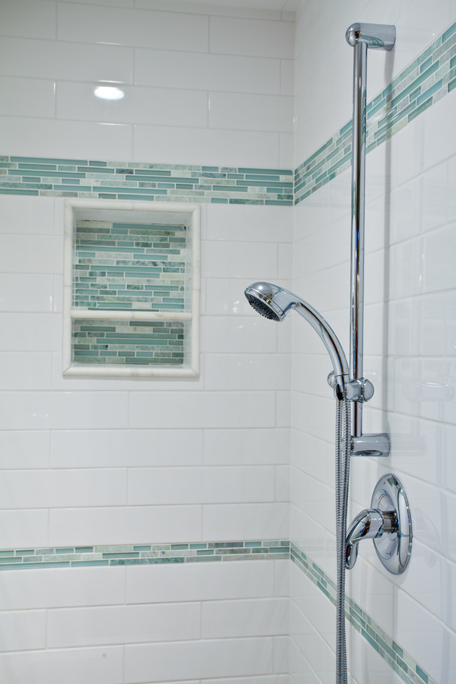 Foto de cuarto de baño tradicional con baldosas y/o azulejos amarillos y baldosas y/o azulejos de cerámica