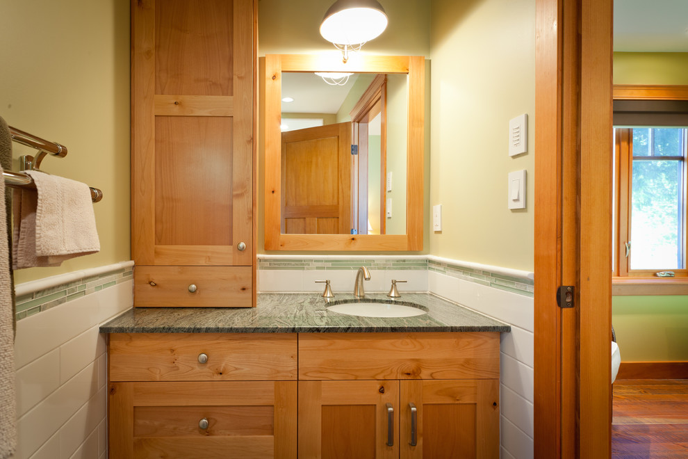 Пример оригинального дизайна: ванная комната в классическом стиле с фасадами в стиле шейкер, бежевыми фасадами, душем в нише, белой плиткой, керамической плиткой, зелеными стенами, полом из сланца, врезной раковиной, столешницей из гранита, серым полом, душем с распашными дверями и зеленой столешницей