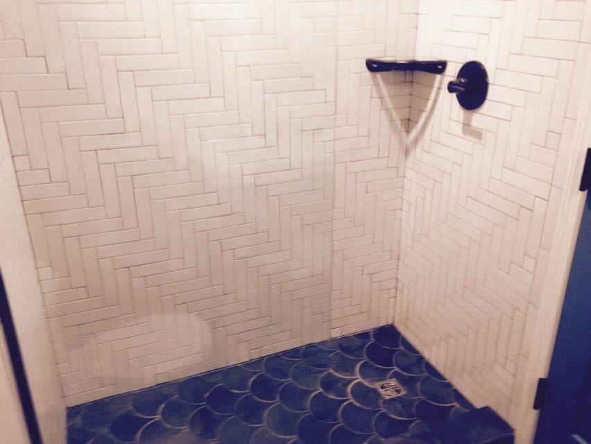 Mermaid Tile Shower Contemporain Salle de Bain Miami par BMB