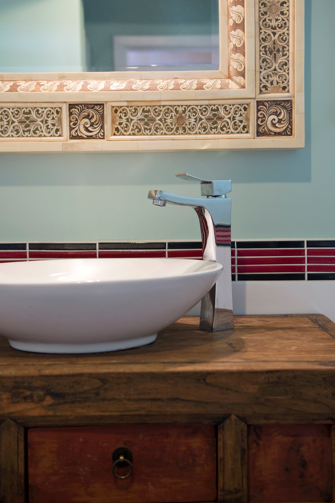 Inredning av ett asiatiskt litet en-suite badrum, med ett fristående handfat, möbel-liknande, skåp i mellenmörkt trä, träbänkskiva, ett badkar med tassar, en dusch i en alkov, en toalettstol med hel cisternkåpa, röd kakel, keramikplattor, gröna väggar, klinkergolv i keramik, brunt golv och dusch med gångjärnsdörr