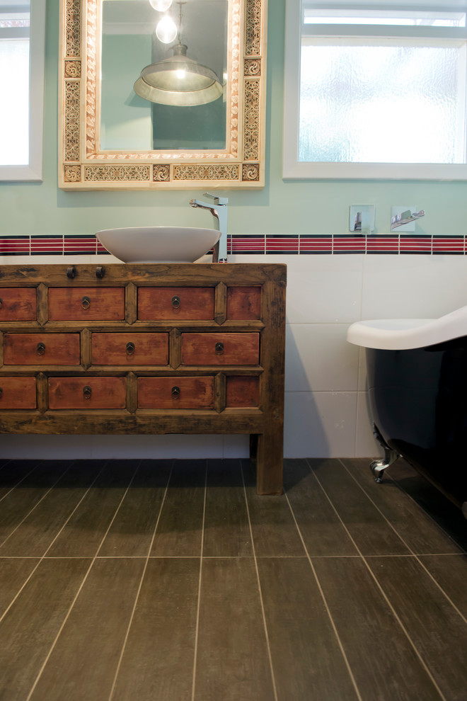 Inspiration för små asiatiska en-suite badrum, med ett fristående handfat, möbel-liknande, skåp i mellenmörkt trä, träbänkskiva, ett badkar med tassar, en dusch i en alkov, en toalettstol med hel cisternkåpa, röd kakel, keramikplattor, gröna väggar, klinkergolv i keramik, dusch med gångjärnsdörr och brunt golv