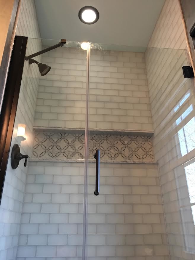 Foto de cuarto de baño principal clásico de tamaño medio con ducha empotrada, baldosas y/o azulejos blancos, baldosas y/o azulejos de porcelana, suelo con mosaicos de baldosas, suelo beige y ducha con puerta con bisagras