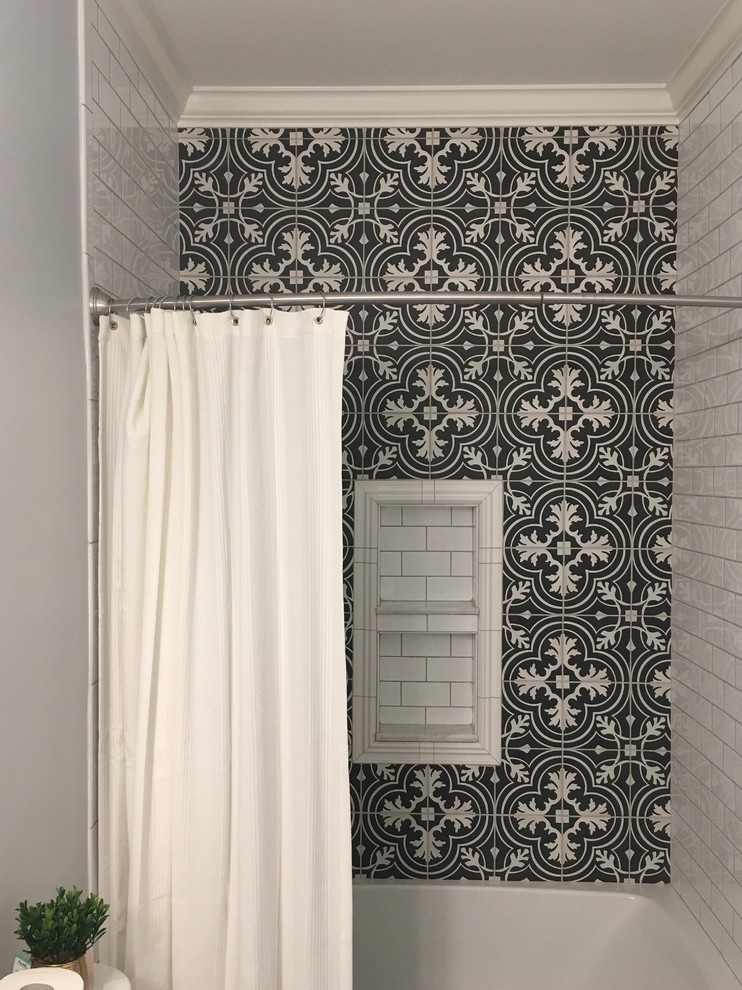 Идея дизайна: ванная комната среднего размера в классическом стиле с ванной в нише, душем над ванной, черно-белой плиткой, керамической плиткой, серыми стенами и шторкой для ванной