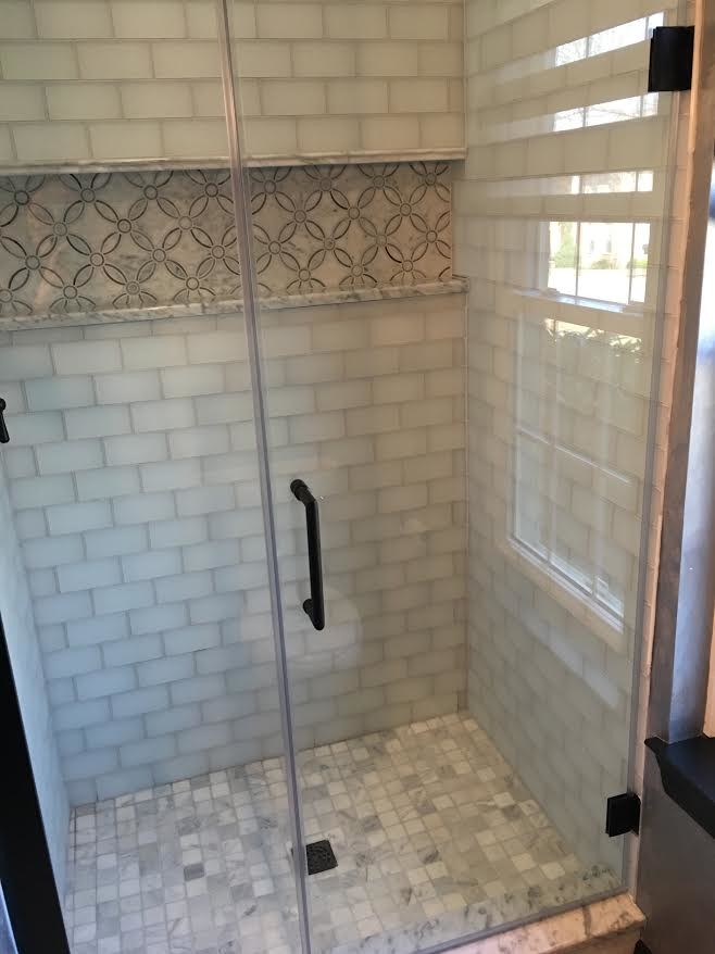 Ejemplo de cuarto de baño principal clásico de tamaño medio con ducha empotrada, baldosas y/o azulejos blancos, baldosas y/o azulejos de porcelana, suelo con mosaicos de baldosas, suelo beige y ducha con puerta con bisagras