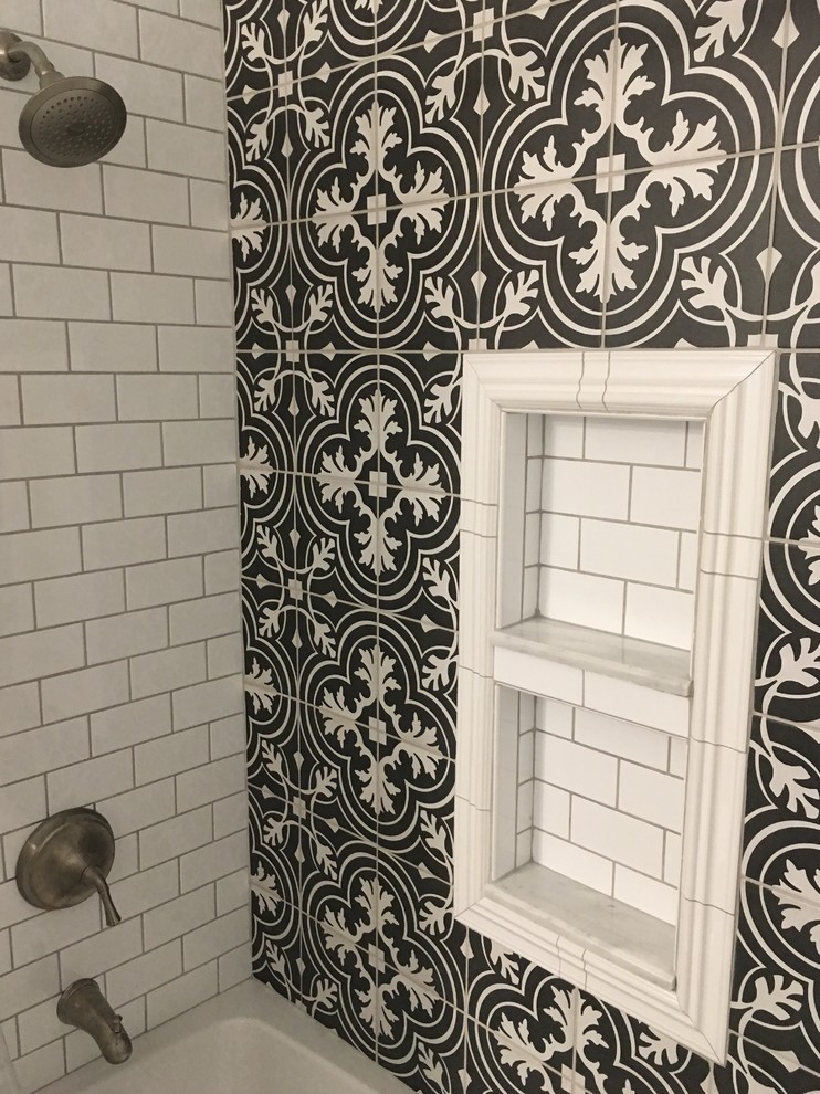 Foto de cuarto de baño tradicional renovado de tamaño medio con bañera empotrada, combinación de ducha y bañera, baldosas y/o azulejos blancas y negros y baldosas y/o azulejos de cerámica
