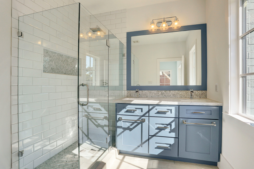 Ispirazione per una stanza da bagno padronale classica di medie dimensioni con ante in stile shaker, ante blu, doccia ad angolo, piastrelle bianche, piastrelle diamantate, pareti bianche e top in marmo