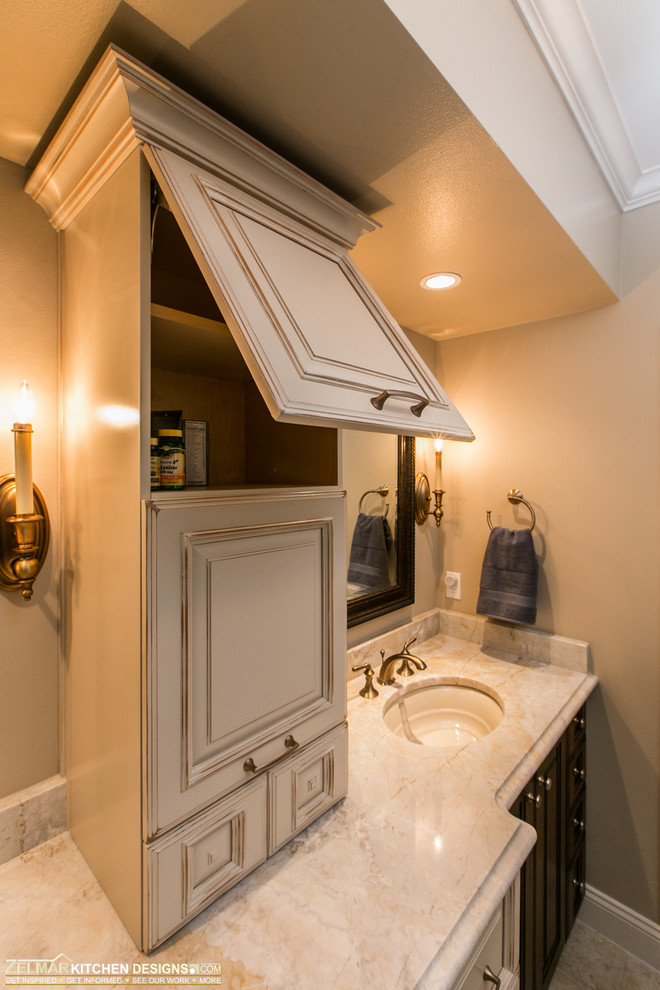 Klassisk inredning av ett mellanstort en-suite badrum, med ett undermonterad handfat, luckor med upphöjd panel, skåp i mörkt trä, bänkskiva i kvarts, en dubbeldusch, beige kakel, stenkakel och travertin golv