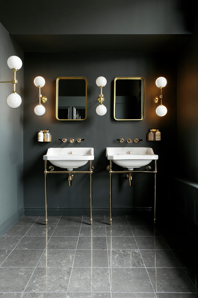 Источник вдохновения для домашнего уюта: ванная комната среднего размера в современном стиле с черной плиткой, черными стенами и консольной раковиной