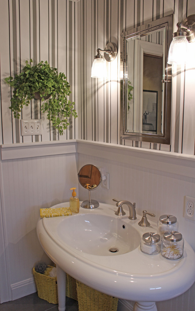 Kleines Klassisches Duschbad mit Sockelwaschbecken, grauer Wandfarbe und Keramikboden in Austin
