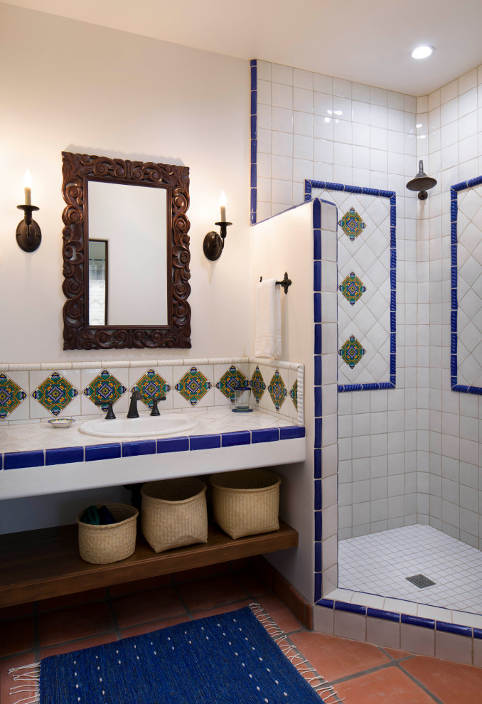 Idéer för amerikanska flerfärgat badrum, med öppna hyllor, flerfärgad kakel, vita väggar, klinkergolv i terrakotta, kaklad bänkskiva, rött golv, skåp i mörkt trä, en hörndusch, keramikplattor och med dusch som är öppen