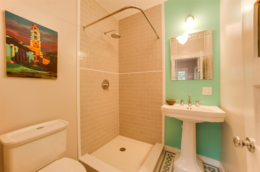 Esempio di una stanza da bagno per bambini american style con lavabo a colonna, doccia ad angolo, WC a due pezzi, piastrelle beige, piastrelle diamantate, pareti blu e pavimento con piastrelle a mosaico