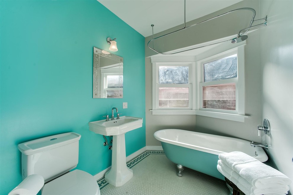 Foto di una stanza da bagno american style con lavabo a colonna, vasca con piedi a zampa di leone, vasca/doccia, WC a due pezzi, piastrelle bianche, piastrelle a mosaico, pareti blu e pavimento con piastrelle a mosaico