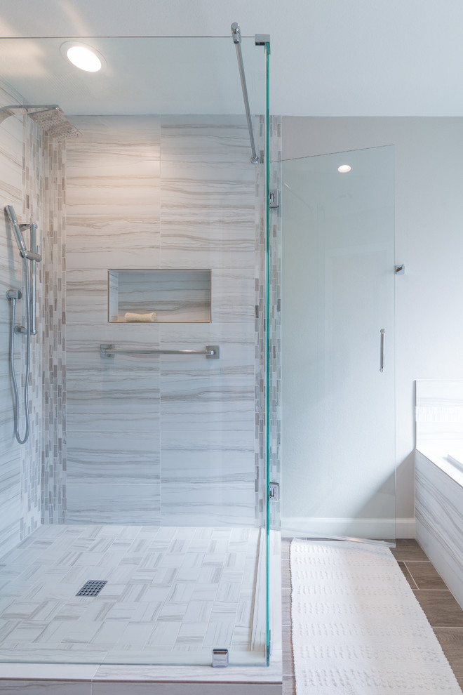 Exempel på ett mellanstort modernt en-suite badrum, med släta luckor, bruna skåp, ett undermonterat badkar, en hörndusch, beige kakel, keramikplattor, beige väggar, mellanmörkt trägolv, ett nedsänkt handfat, bänkskiva i kvartsit, brunt golv och dusch med gångjärnsdörr