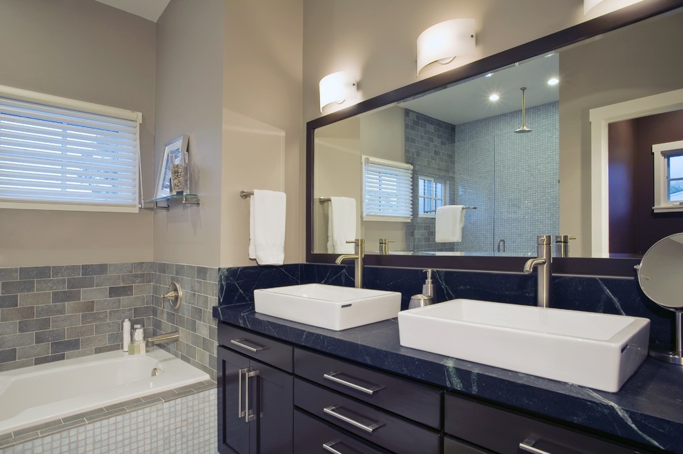 Mittelgroßes Modernes Badezimmer mit Sockelwaschbecken, blauen Schränken, Unterbauwanne und weißer Wandfarbe in Santa Barbara
