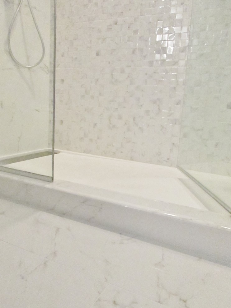 Kleines Klassisches Duschbad mit flächenbündigen Schrankfronten, dunklen Holzschränken, Toilette mit Aufsatzspülkasten, weißen Fliesen, weißer Wandfarbe, integriertem Waschbecken, Mineralwerkstoff-Waschtisch und weißem Boden in Chicago