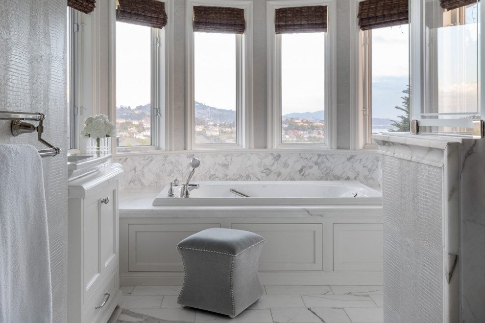 Foto di una stanza da bagno tradizionale con ante con riquadro incassato, ante bianche, vasca da incasso, pareti bianche, lavabo a bacinella, pavimento bianco, top bianco e un lavabo