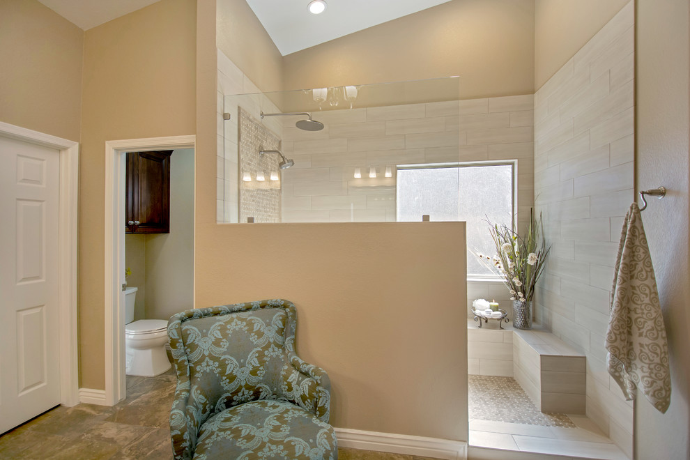 Cette image montre une salle de bain principale traditionnelle en bois brun de taille moyenne avec un placard avec porte à panneau surélevé, une douche ouverte, WC séparés, un carrelage beige, des carreaux de porcelaine, un mur beige, un sol en carrelage de porcelaine, un lavabo encastré et un plan de toilette en granite.