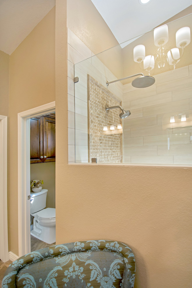 Idées déco pour une salle de bain principale classique en bois brun de taille moyenne avec un placard avec porte à panneau surélevé, une douche ouverte, WC séparés, un carrelage beige, des carreaux de porcelaine, un mur beige, un sol en carrelage de porcelaine, un lavabo encastré et un plan de toilette en granite.