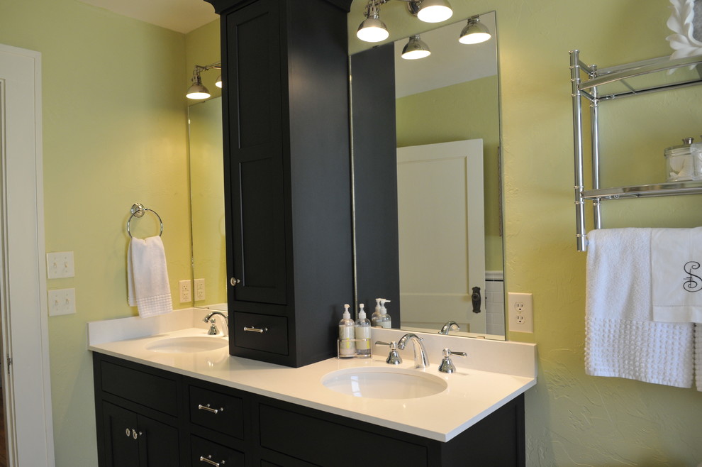 Идея дизайна: ванная комната среднего размера в стиле модернизм с фасадами в стиле шейкер, черными фасадами, ванной в нише, душем над ванной, раздельным унитазом, белой плиткой, плиткой кабанчик, зелеными стенами, полом из мозаичной плитки и врезной раковиной