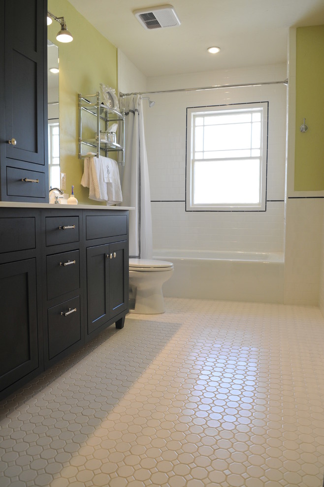 Aménagement d'une salle de bain moderne de taille moyenne avec un placard à porte shaker, des portes de placard noires, une baignoire en alcôve, un combiné douche/baignoire, WC séparés, un carrelage blanc, un carrelage métro, un mur vert, un sol en carrelage de terre cuite et un lavabo encastré.