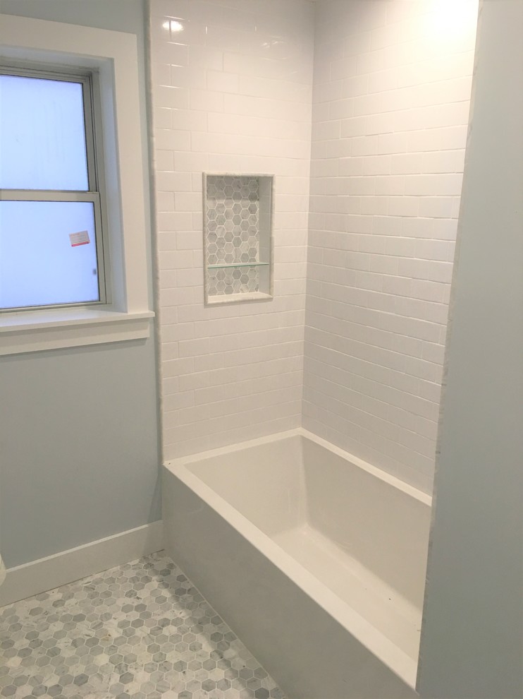 Foto di una stanza da bagno per bambini classica con vasca ad alcova, vasca/doccia, piastrelle bianche, piastrelle in ceramica, pareti blu, pavimento con piastrelle a mosaico, pavimento grigio e doccia con tenda