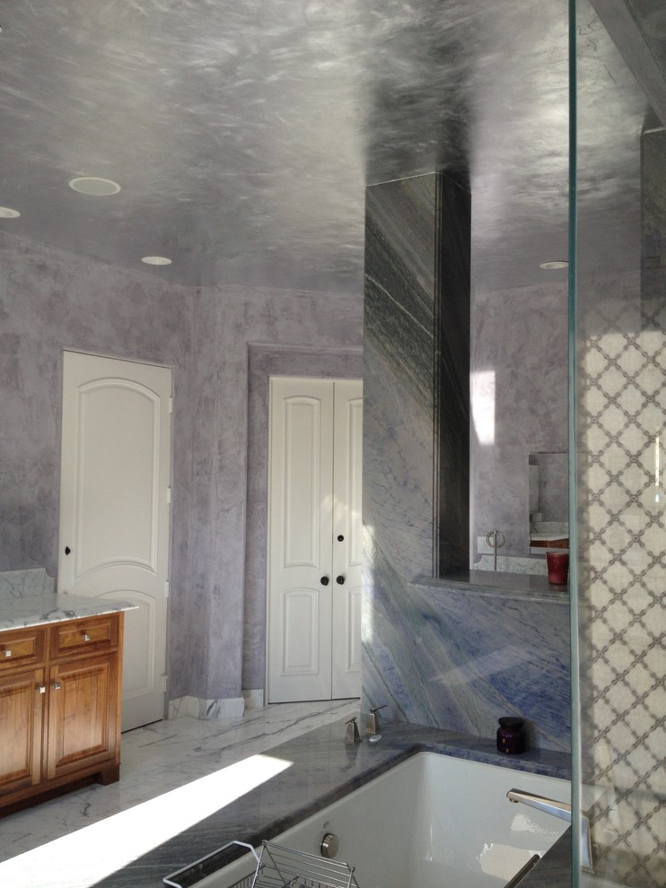 Foto på ett mellanstort eklektiskt en-suite badrum, med möbel-liknande, skåp i mellenmörkt trä, marmorbänkskiva, ett badkar med tassar, en öppen dusch, grå kakel och stenhäll