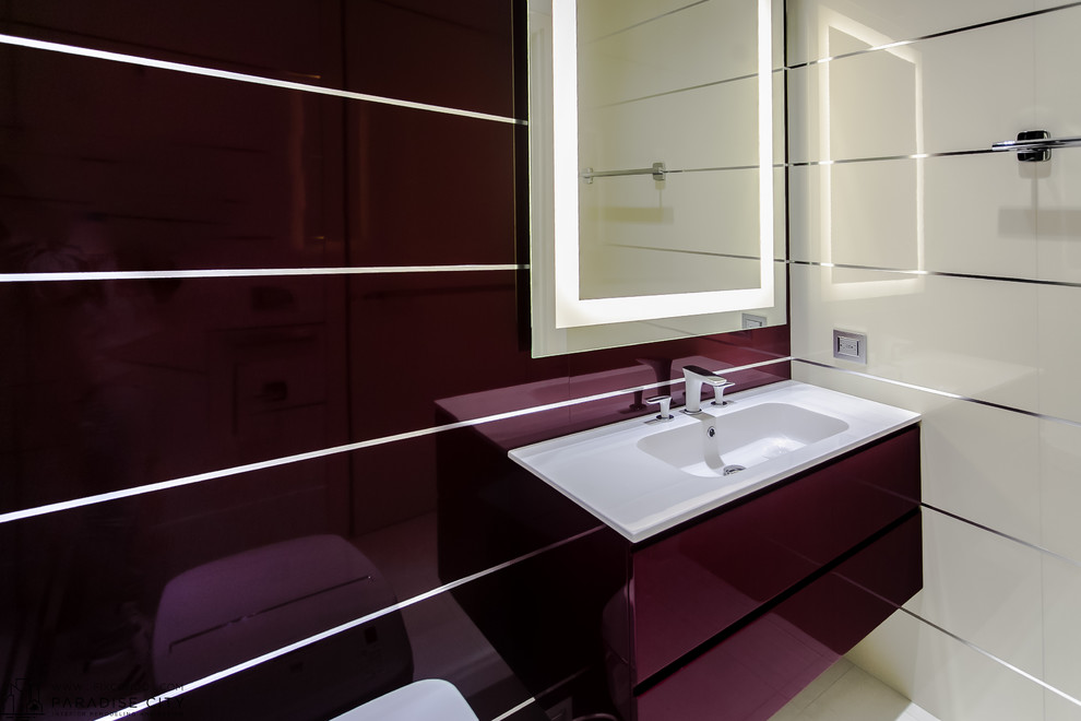 Modern inredning av ett mellanstort en-suite badrum, med släta luckor, röda skåp, en bidé, beige kakel, keramikplattor, röda väggar, klinkergolv i porslin, ett undermonterad handfat och bänkskiva i akrylsten
