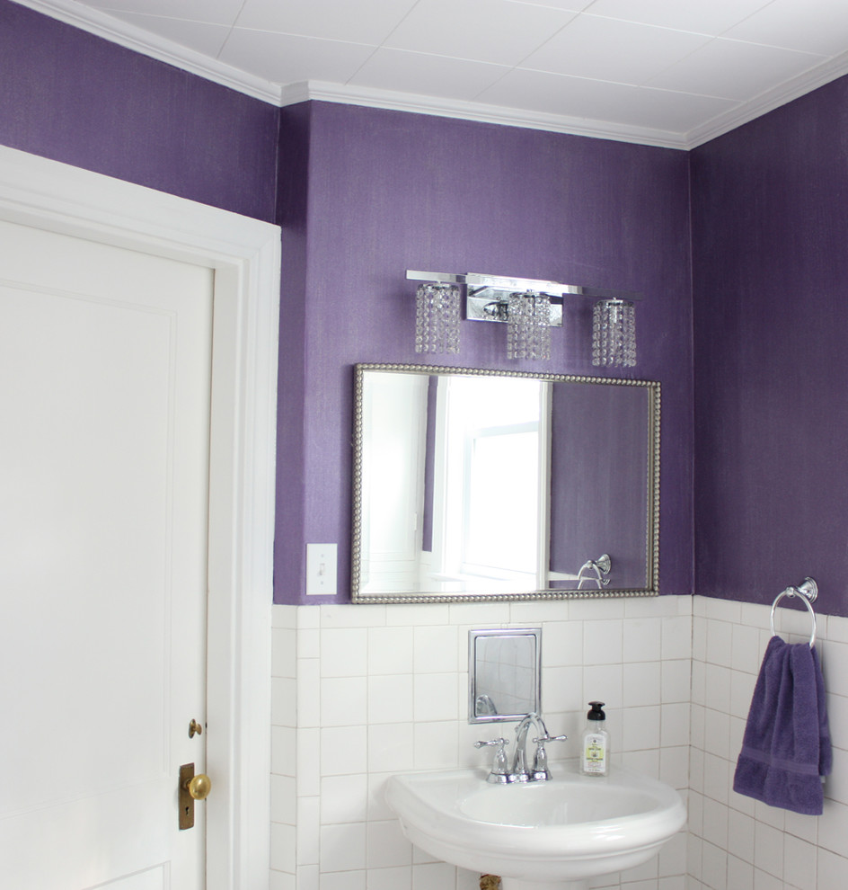 Пример оригинального дизайна: ванная комната среднего размера в стиле неоклассика (современная классика) с белой плиткой, керамической плиткой, фиолетовыми стенами и раковиной с пьедесталом