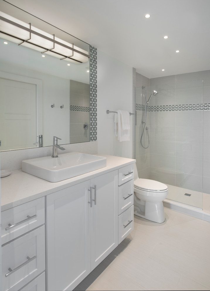 Aménagement d'une salle de bain contemporaine de taille moyenne avec un placard avec porte à panneau encastré, des portes de placard blanches, un plan de toilette en granite, un carrelage blanc et des carreaux de céramique.