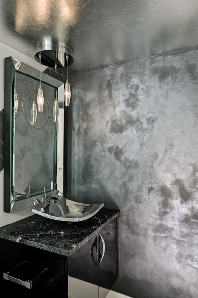 Inspiration pour une salle d'eau bohème de taille moyenne avec une vasque, un placard à porte plane, des portes de placard noires, un plan de toilette en granite et un mur gris.