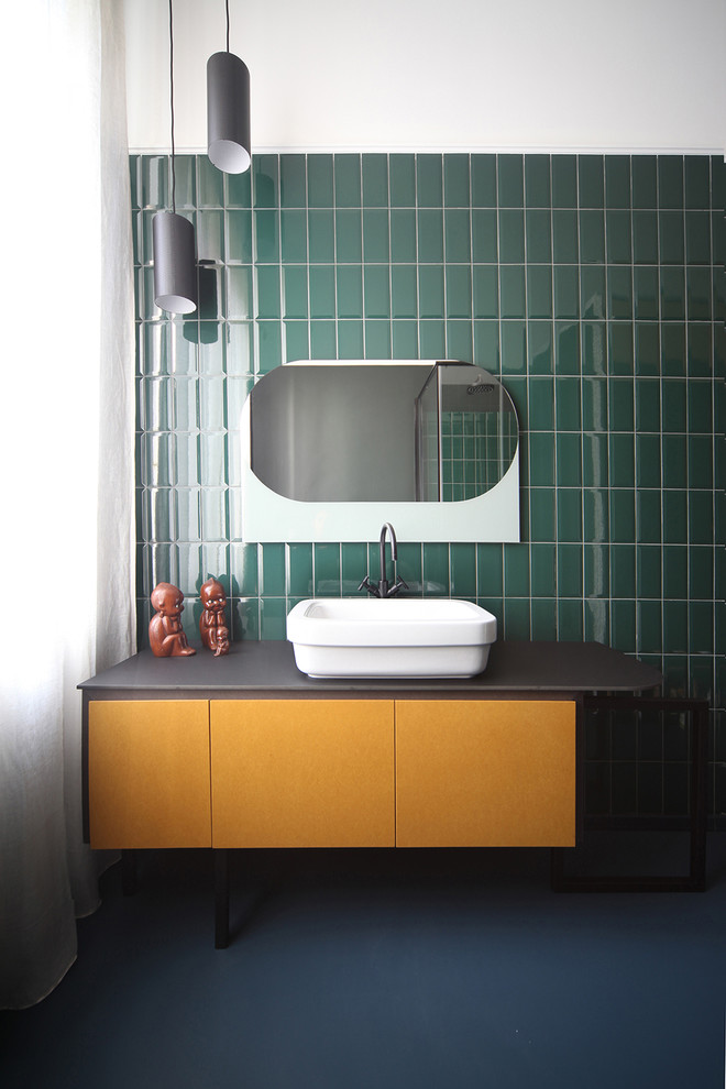 Foto de cuarto de baño ecléctico con baldosas y/o azulejos de cemento y lavabo sobreencimera