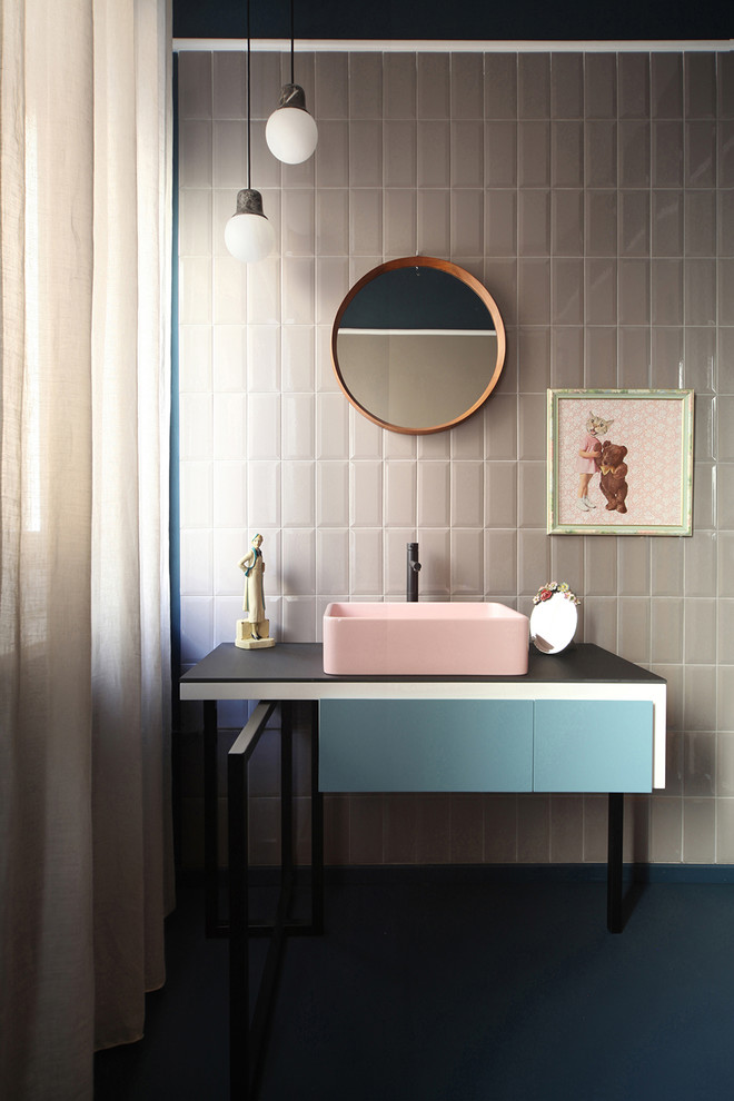 Источник вдохновения для домашнего уюта: ванная комната в скандинавском стиле с плоскими фасадами, синими фасадами и настольной раковиной