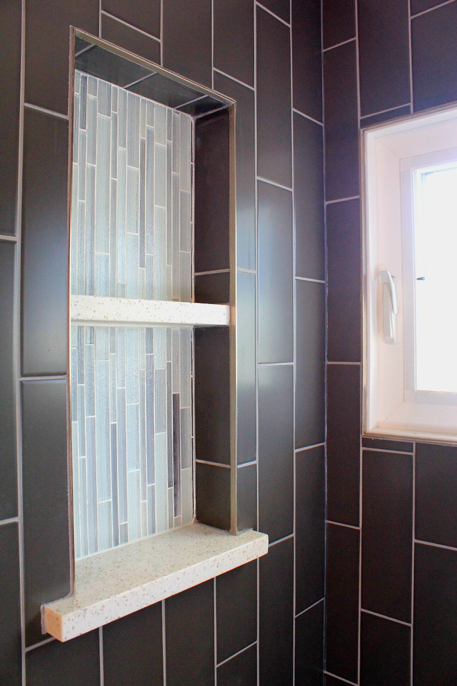 Immagine di una stanza da bagno padronale minimal di medie dimensioni con ante lisce, ante bianche, vasca ad angolo, vasca/doccia, WC monopezzo, pareti bianche e lavabo integrato