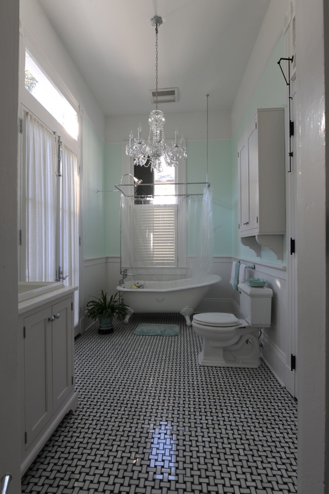 Inspiration för ett mellanstort vintage en-suite badrum, med skåp i shakerstil, vita skåp, ett badkar med tassar, en dusch/badkar-kombination, en toalettstol med separat cisternkåpa, blå väggar, mosaikgolv, ett avlångt handfat och bänkskiva i akrylsten