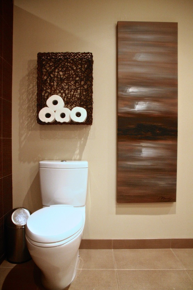 Exemple d'une salle de bain tendance en bois brun de taille moyenne avec une vasque, un placard à porte plane, un plan de toilette en quartz modifié, une baignoire indépendante, une douche ouverte, WC séparés, un carrelage beige, des carreaux de céramique, un mur beige et un sol en carrelage de céramique.