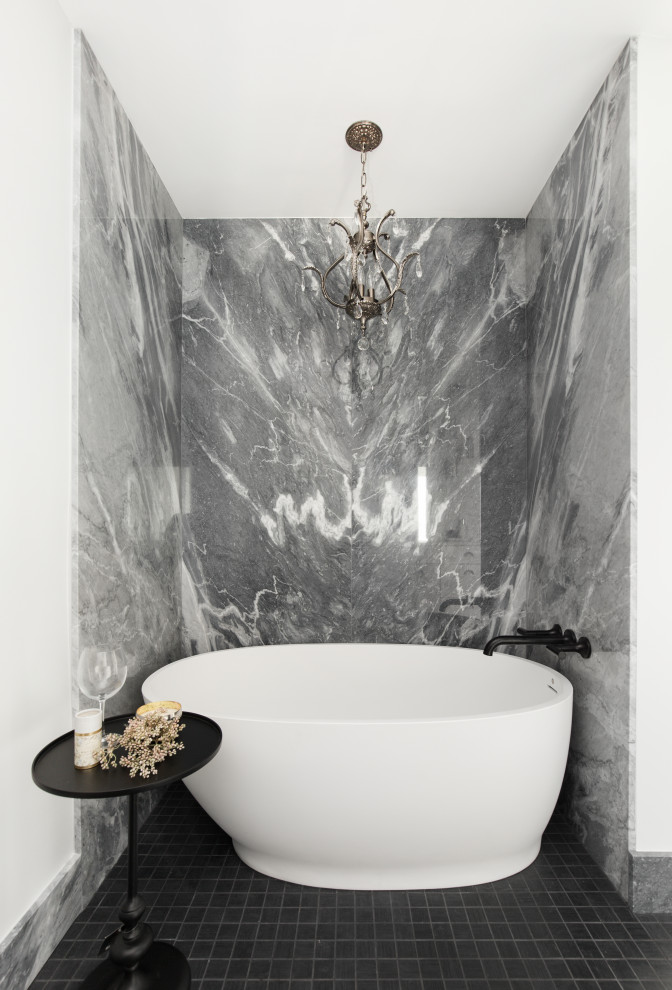 Пример оригинального дизайна: маленькая главная ванная комната в современном стиле с плоскими фасадами, белыми фасадами, отдельно стоящей ванной, душем в нише, биде, черно-белой плиткой, мраморной плиткой, серыми стенами, полом из керамогранита, врезной раковиной, столешницей из искусственного кварца, черным полом, душем с распашными дверями, белой столешницей и тумбой под две раковины для на участке и в саду