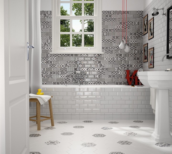 На фото: маленькая главная ванная комната в стиле фьюжн с фасадами с выступающей филенкой, темными деревянными фасадами, ванной в нише, душем над ванной, унитазом-моноблоком, бежевой плиткой, черной плиткой, черно-белой плиткой, серой плиткой, разноцветной плиткой, белой плиткой, керамогранитной плиткой, белыми стенами, полом из керамогранита, раковиной с пьедесталом и столешницей из искусственного камня для на участке и в саду с