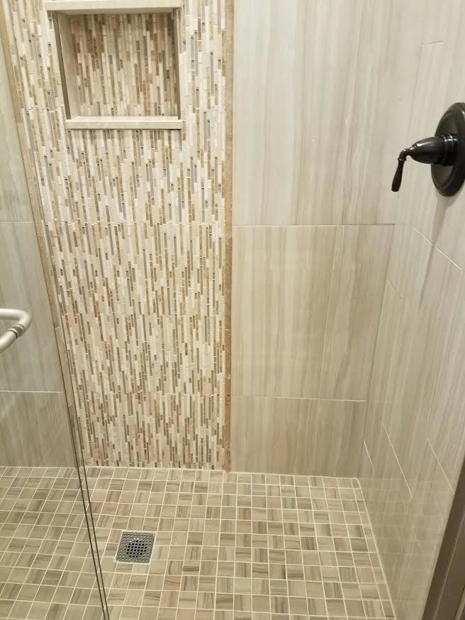 Inspiration för små moderna badrum med dusch, med en dusch i en alkov, en toalettstol med hel cisternkåpa, grå kakel, vit kakel, stickkakel, klinkergolv i porslin, beiget golv och dusch med skjutdörr