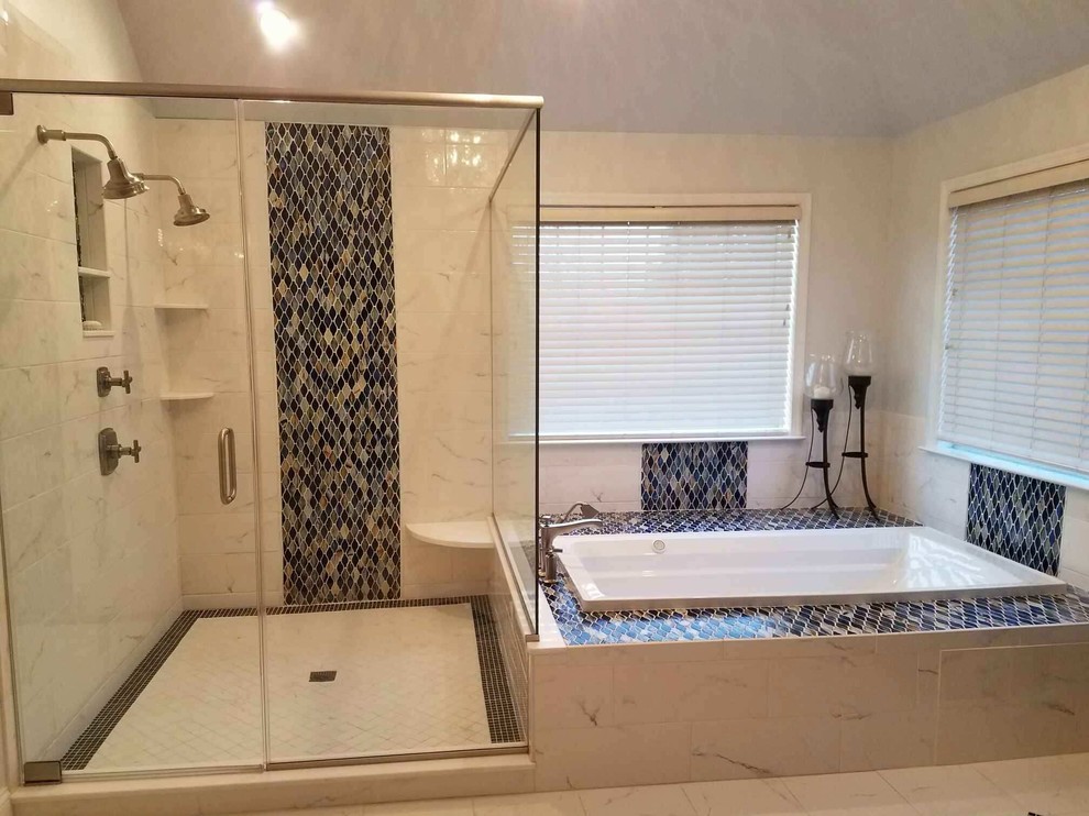 Стильный дизайн: главная ванная комната среднего размера в современном стиле с накладной ванной, душем в нише, бежевой плиткой, черной плиткой, коричневой плиткой, стеклянной плиткой, белыми стенами, мраморным полом, белым полом и душем с распашными дверями - последний тренд