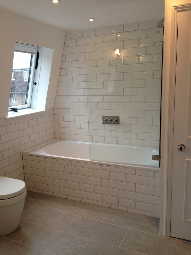 Idées déco pour une salle de bain classique de taille moyenne avec un lavabo suspendu, une baignoire indépendante, un combiné douche/baignoire, WC à poser, un carrelage blanc, des carreaux de céramique, un mur blanc et un sol en carrelage de porcelaine.