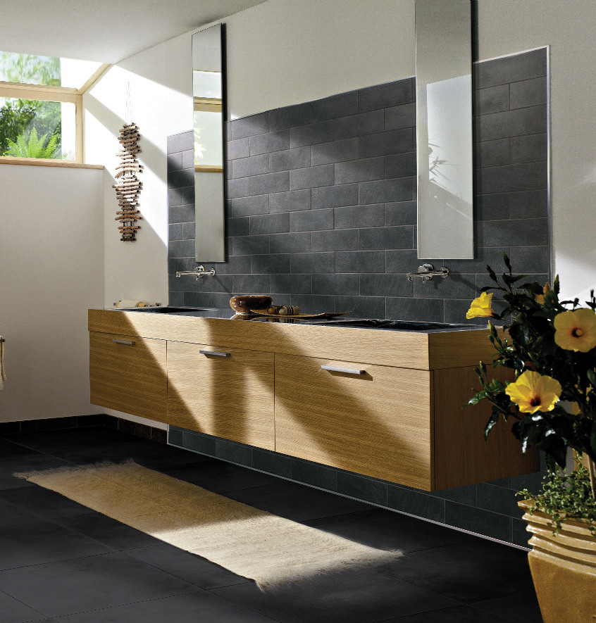 На фото: ванная комната в стиле модернизм с черной плиткой, керамической плиткой и черными стенами с
