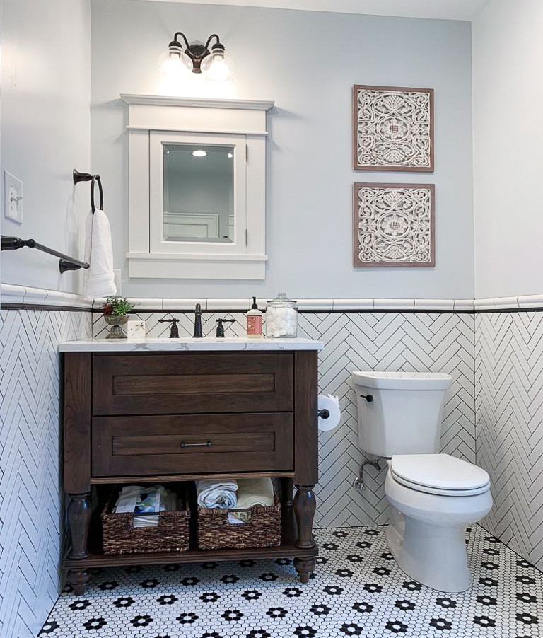 Стильный дизайн: маленькая ванная комната в стиле модернизм с фасадами с утопленной филенкой, темными деревянными фасадами, накладной ванной, угловым душем, раздельным унитазом, черно-белой плиткой, плиткой кабанчик, синими стенами, полом из мозаичной плитки, душевой кабиной, врезной раковиной, мраморной столешницей, разноцветным полом, разноцветной столешницей и душем с распашными дверями для на участке и в саду - последний тренд
