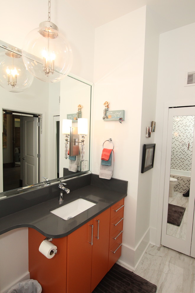 Ispirazione per una stanza da bagno con doccia minimal di medie dimensioni con ante lisce, ante arancioni, pareti bianche, pavimento in gres porcellanato, lavabo sottopiano, pavimento grigio e top grigio