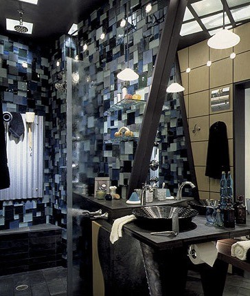 ミルウォーキーにある高級な小さなインダストリアルスタイルのおしゃれな浴室 (ベッセル式洗面器、緑のキャビネット、コンクリートの洗面台、オープン型シャワー、マルチカラーのタイル、ガラスタイル、マルチカラーの壁、スレートの床) の写真