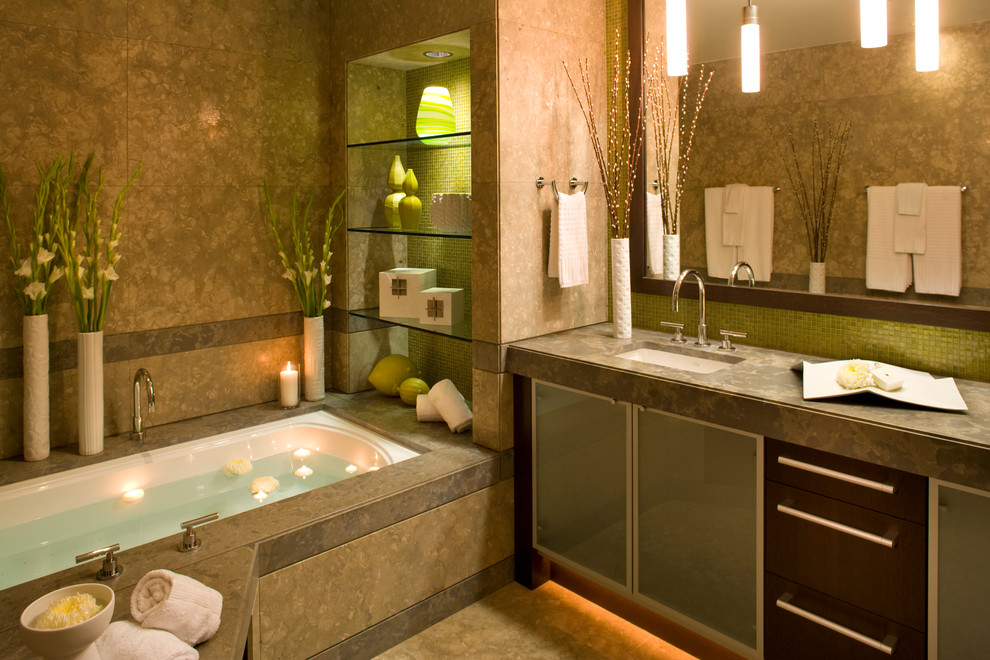 Пример оригинального дизайна: ванная комната в современном стиле с врезной раковиной, стеклянными фасадами, темными деревянными фасадами, полновстраиваемой ванной, зеленой плиткой, плиткой мозаикой и фартуком