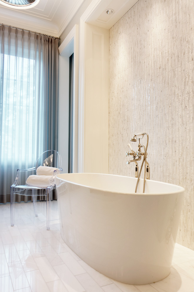 シカゴにある広いトランジショナルスタイルのおしゃれなマスターバスルーム (置き型浴槽、白いタイル、白い壁) の写真