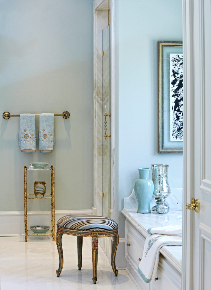 Klassisk inredning av ett mellanstort en-suite badrum, med möbel-liknande, vita skåp, marmorbänkskiva, ett undermonterat badkar, vit kakel, stenkakel, blå väggar och marmorgolv